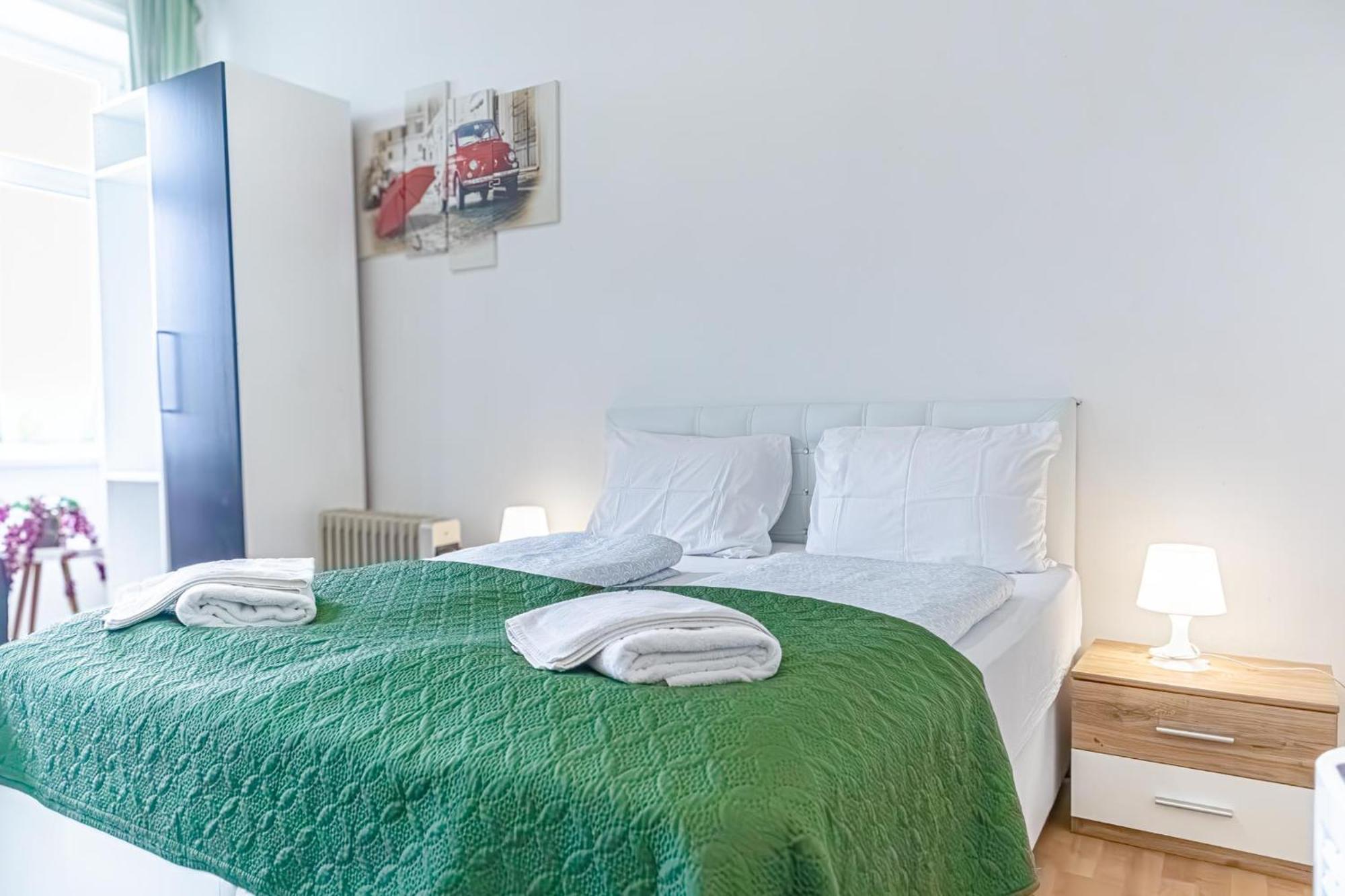 Homely Near Millenium Tower Apartament