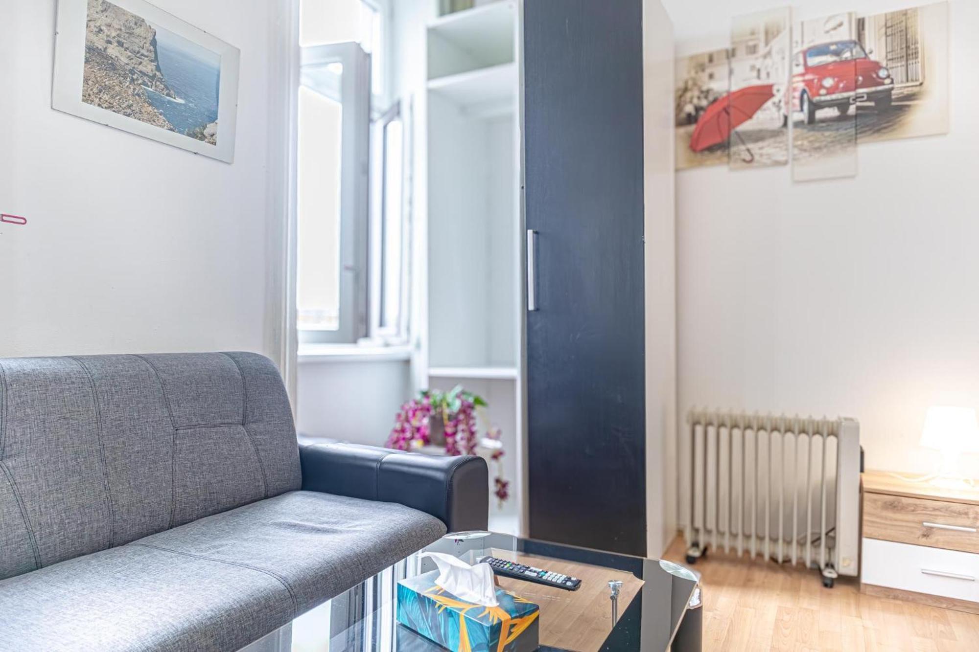 Homely Near Millenium Tower Apartament *